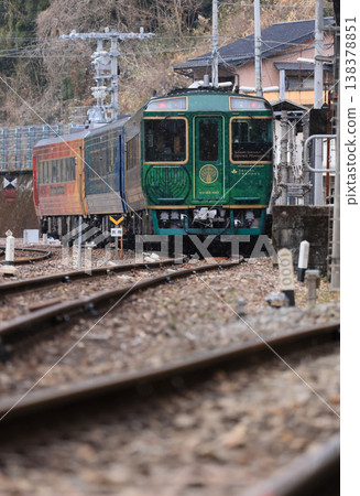 在輕柔的雪花中，觀光列車「四國萬中千年物語」在大步危站停下，準備掉頭。 138378851