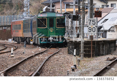在輕柔的雪花中,觀光列車「四國萬中千年物語」在大步危站停下,準備掉頭。 在輕柔的雪花中,觀光列車「四國萬中千年物語」在大步危站停下,準備掉頭。 138378852