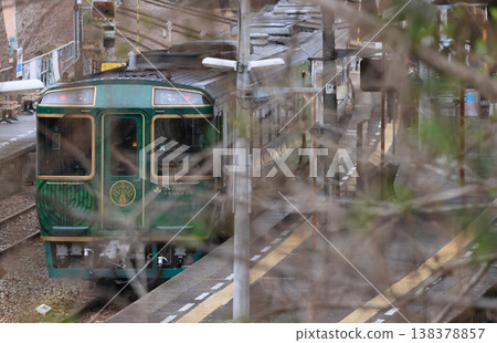 在輕柔的雪花中,觀光列車「四國萬中千年物語」在大步危站停下,準備掉頭。 在輕柔的雪花中,觀光列車「四國萬中千年物語」在大步危站停下,準備掉頭。 138378857