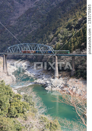 R Shikoku's sightseeing train "Shikoku Mannaka Sennen Monogatari" crosses the Second Yoshino River Bridge in the Oboke Gorge. R Shikoku's sightseeing train "Shikoku Mannaka Sennen Monogatari" crosses the Second Yoshino River Bridge in the Oboke Gorge. 138378865
