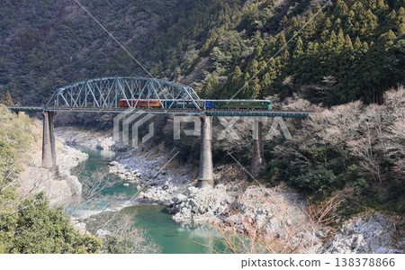 R四國觀光列車「四國萬中千年物語號」穿越大步危峽谷的吉野川第二大橋。 138378866