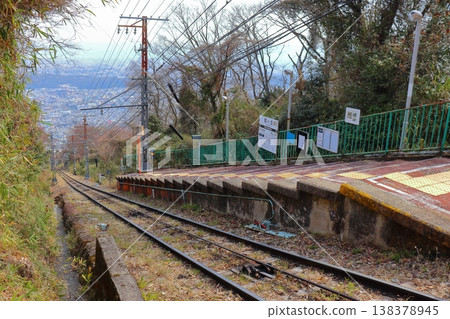 霞丘站（奈良縣生駒市），生駒纜車線上的一個僻靜車站。 138378945