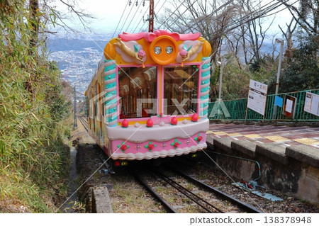 霞丘站（奈良縣生駒市），生駒纜車線上的一個僻靜車站。 138378948