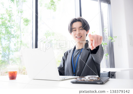 The target audience and successful business scenarios of young employees who point and appeal to this audience. The target audience and successful business scenarios of young employees who point and appeal to this audience. 138379142