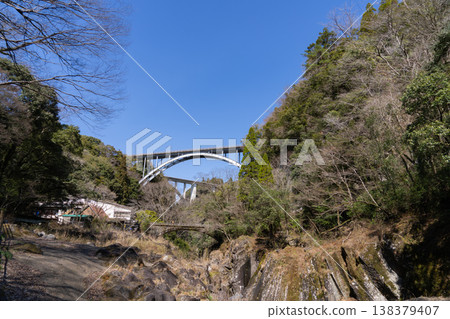高千穗的壯麗自然風光及其兩座橋樑(柱式連接橋、高千穗大橋和上橋) 高千穗的壯麗自然風光及其兩座橋樑(柱式連接橋、高千穗大橋和上橋) 138379407