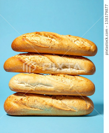 藍色背景下堆疊的法國長棍麵包 138379877