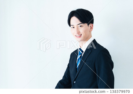 穿著西裝的年輕人 穿著西裝的年輕人 138379970