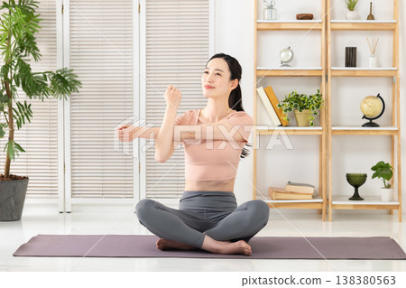 女人伸展 138380563