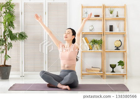 女人伸展 138380566