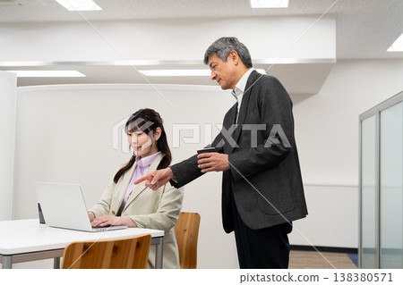 一位男老闆在辦公室給一位女下屬建議。 138380571