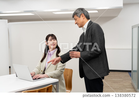 一位男老闆在辦公室給一位女下屬建議。 138380572