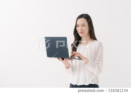 在電腦前工作的女人 在電腦前工作的女人 138381134