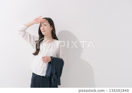 一張女性在炎熱夏季身穿職業套裝工作的照片。 138381848