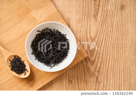 乾羊棲息菜，一種日本食品配料，盛放在一個小白碗中。 138382240