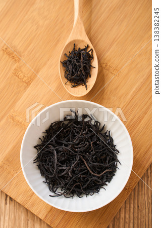 乾羊棲息菜，一種日本食品配料，盛放在一個小白碗中。 138382245