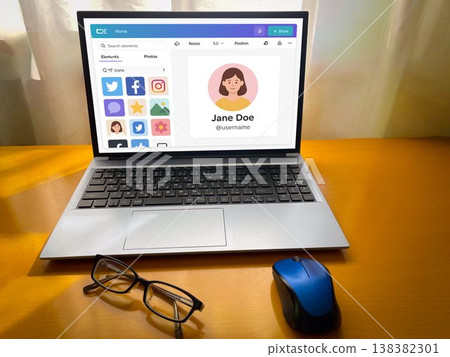 建立 SNS 圖示時的電腦螢幕 138382301
