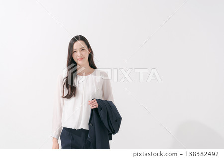 身著西裝的女子上半身肖像 身著西裝的女子上半身肖像 138382492