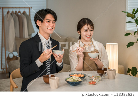 一對夫婦在餐桌旁吃晚餐。 一對夫婦在餐桌旁吃晚餐。 138382622