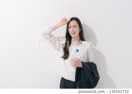一張女性在炎熱夏季身穿職業套裝工作的照片。 一張女性在炎熱夏季身穿職業套裝工作的照片。 138382752