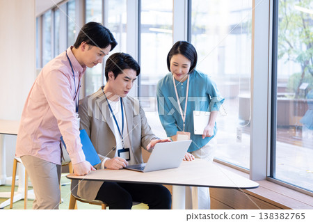 商業－商務人士開會。拍攝合作：電波學園教育財團、東京電子大學。 138382765