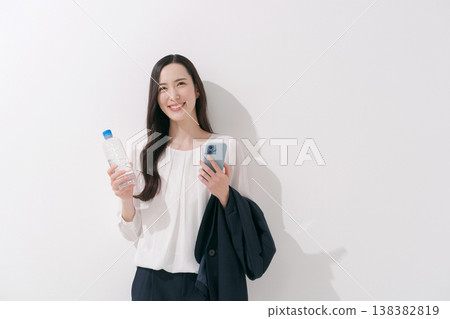 Business woman drinking water 138382819