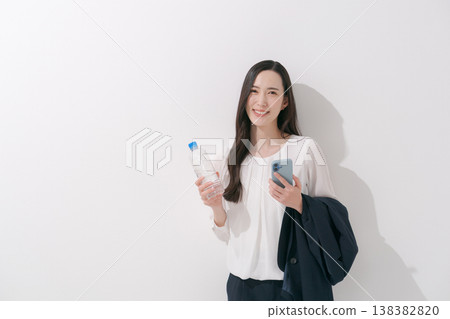 女商人飲用水 138382820