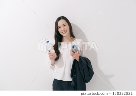女商人飲用水 女商人飲用水 138382821