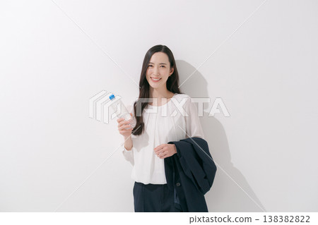 女商人飲用水 女商人飲用水 138382822