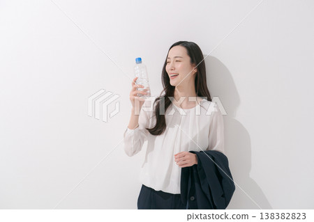 女商人飲用水 138382823