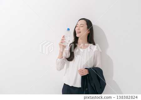 Business woman drinking water 138382824