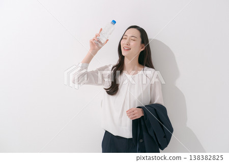 女商人飲用水 138382825