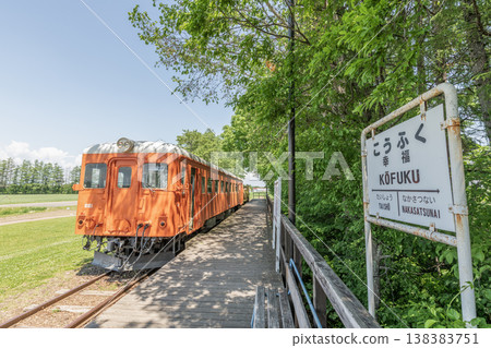 北海道帶廣市原 JNR 廣尾線興福站保存的 Kiha 22 系列機車 221 號機車和月台。 北海道帶廣市原 JNR 廣尾線興福站保存的 Kiha 22 系列機車 221 號機車和月台。 138383751