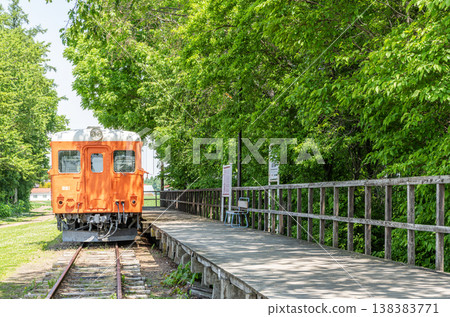 北海道帶廣市原 JNR 廣尾線興福站保存的 Kiha 22 系列機車 221 號機車和月台。 138383771