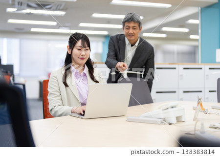 辦公室裡的商務人士互相討論和建議工作相關事宜。 138383814