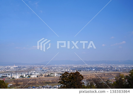 Kyoto, Yawata City: Kizu River, Uji River, and the city areas of Fushimi, Kumiyama, and Uji (view from Otoyama Observatory towards Otowa Mountain) (early spring) 138383864