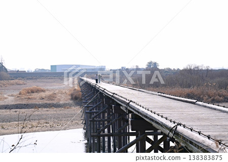 Kyoto, Kumiyama: Kizu River and Nagarebashi Bridge (Kamitsuya Bridge) (viewed from the right bank of the Kizu River) (early spring) 138383875
