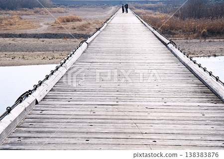 Kyoto, Kumiyama: Kizu River and Nagarebashi Bridge (Kamitsuya Bridge) (viewed from the right bank of the Kizu River) (early spring) 138383876