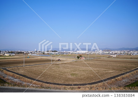 京都久宮山町的鄉村景色（從木津川右岸堤岸眺望）（初春） 138383884