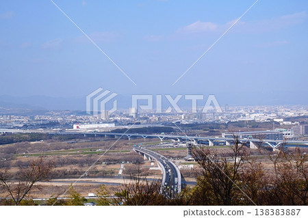 京都八幡市:淀川三河交會處及長岡京/京都市中心(伏見等)(從男山展望台眺望)(初春) 京都八幡市:淀川三河交會處及長岡京/京都市中心(伏見等)(從男山展望台眺望)(初春) 138383887