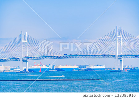 (Kanagawa Prefecture) Yokohama Minato Mirai Bay Bridge, ships passing by 138383916