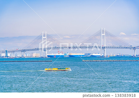 (Kanagawa Prefecture) Yokohama Minato Mirai Bay Bridge, ships passing by 138383918