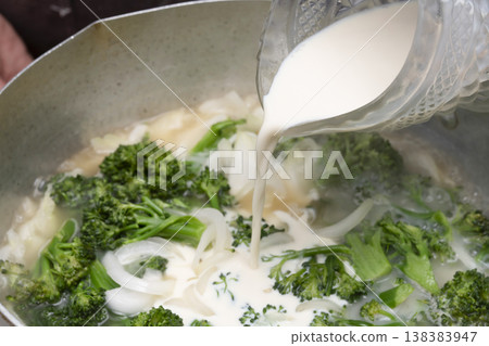 Steps to make broccoli potage Steps to make broccoli potage 138383947