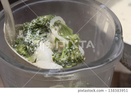 Steps to make broccoli potage 138383951