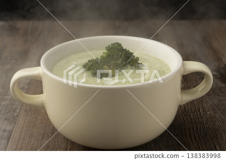 Steaming broccoli potage, 138383998