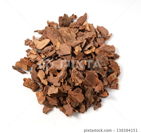 俯視圖，可以看到擺放在白色背景上的園藝樹皮碎片。 138384151