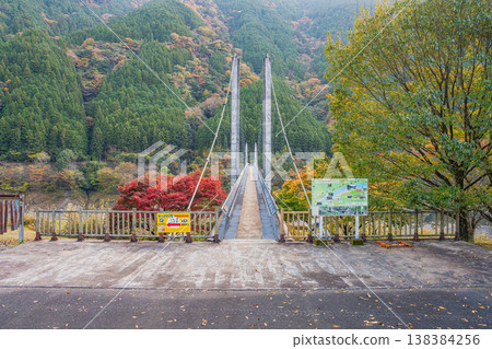 從靜岡縣川根本町眺望南阿爾卑斯山雪草吊橋。 138384256