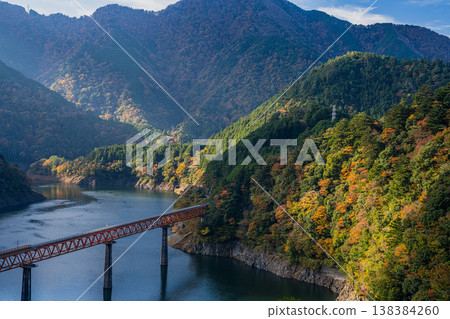 靜岡縣川根本町奧尾井城站的秋景 靜岡縣川根本町奧尾井城站的秋景 138384260