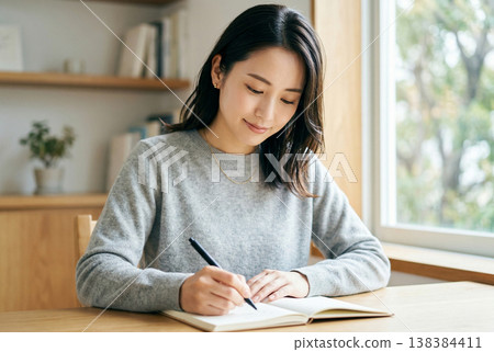 一位日本女性在筆記本上寫作;學習;生活方式;自我提升;生成式人工智慧 一位日本女性在筆記本上寫作;學習;生活方式;自我提升;生成式人工智慧 138384411