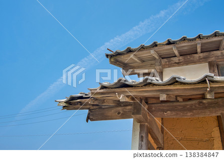 Old wooden house, eaves that have deteriorated over time Old wooden house, eaves that have deteriorated over time 138384847