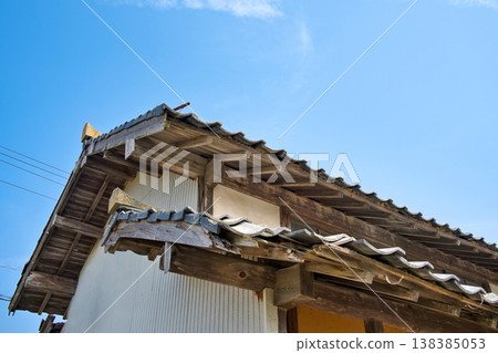 老舊的木屋，屋簷隨著時間推移已經破敗不堪。 138385053